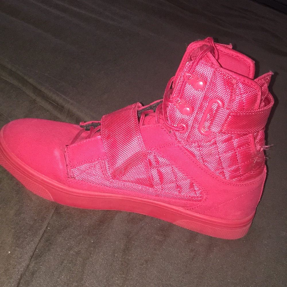 I am selling a pair of Vlado sneakers. - Picture 3 of 5